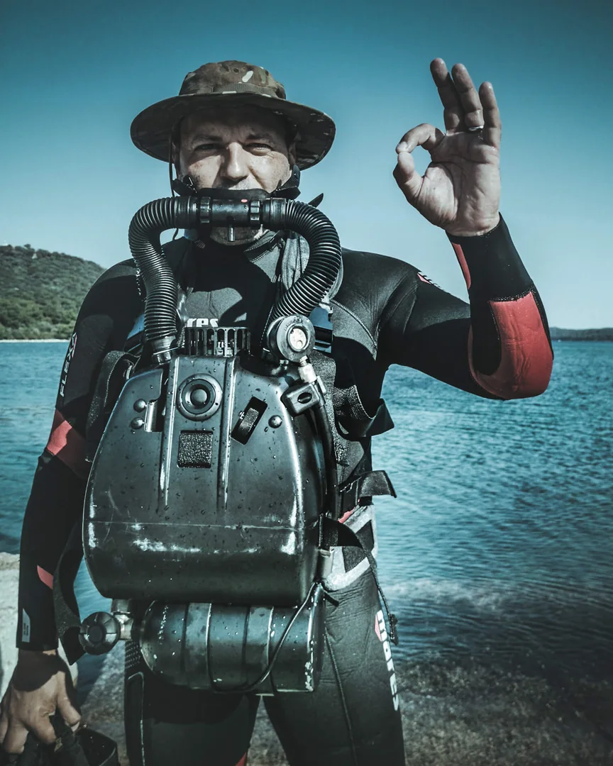 Marjan Radović with his rebreather, giving the OK sign